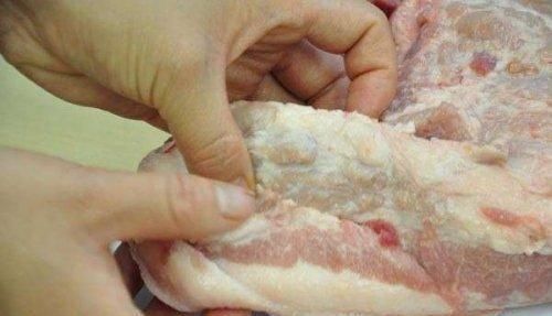 买猪肉时,这2块部位不要买,特别是第一种,对身体危害很大