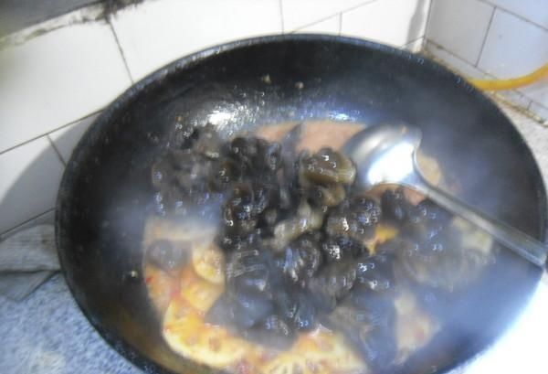 木耳加一物，金子都不換，常吃排出體內(nèi)毒素，大肚腩悄悄不見