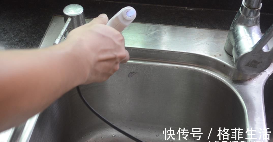 洗菜池边上放一个油桶提手, 作用太棒了, 解决了很多家庭的烦恼