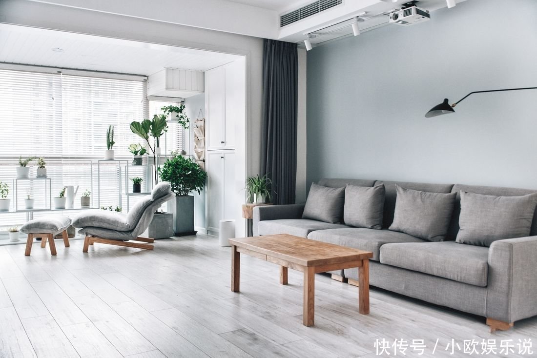 阳台上|越来越多人发现阳台和客厅做隔断不实用，朋友家这样设计，太棒了