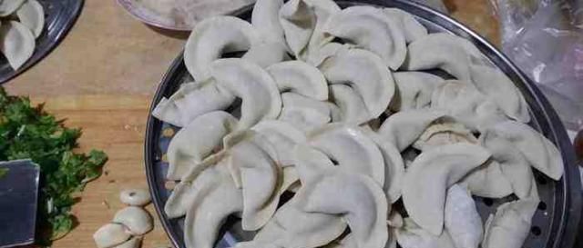 好吃|做饺子馅,韭菜别直接拌,用“它”搅一搅,韭菜脆嫩好吃,不出水