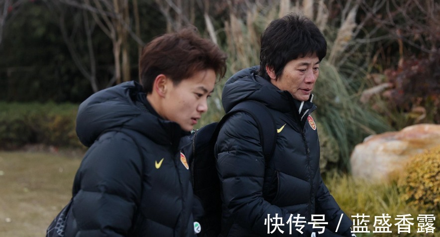 足球俱樂部|中國(guó)女足集結(jié)備戰(zhàn)亞洲杯，王霜與主帥水慶霞合影似母女！