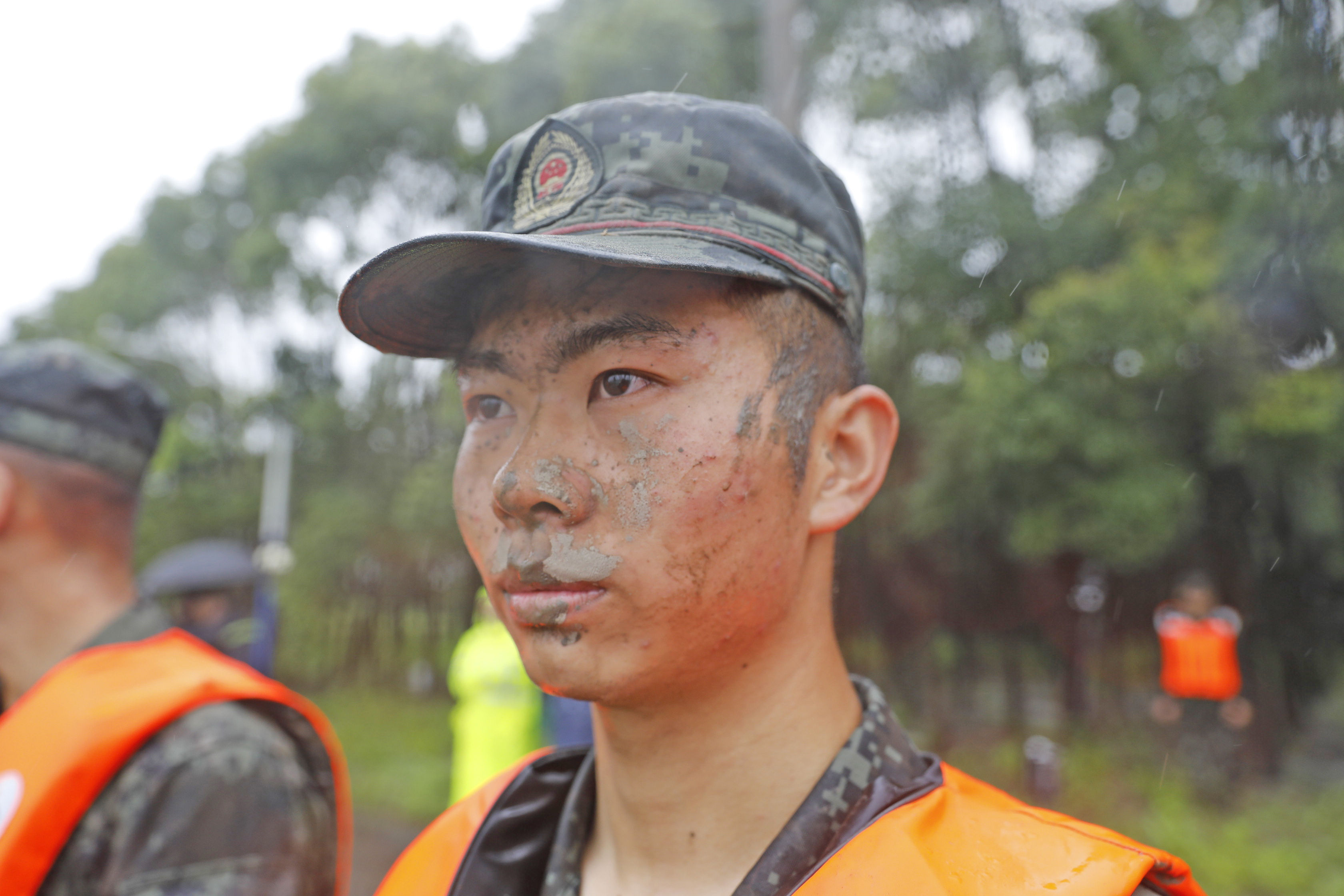 武警官兵|凌晨江水过堤冲出决口，武警官兵迅速赶赴现场奋战至今