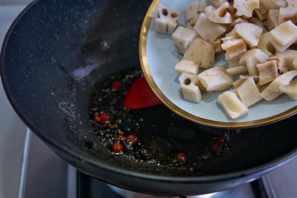 莲藕最下饭的做法，脆嫩亮白不发黑，吃起来比肉香