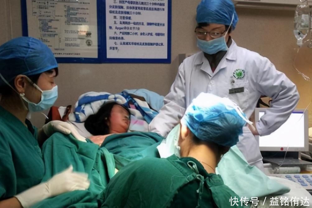 国外产妇直播生娃，不走寻常路用手拽出来，网友：不愧是战斗民族