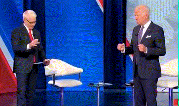 电视直播中，拜登突然沉默20秒，动作奇怪表情诡异……