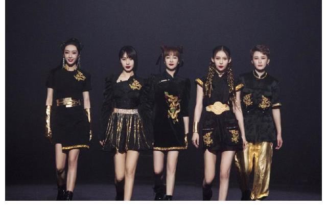 《功勋》里的左小青积极投身妇女事业,比在浪姐2舞台上飒太多了