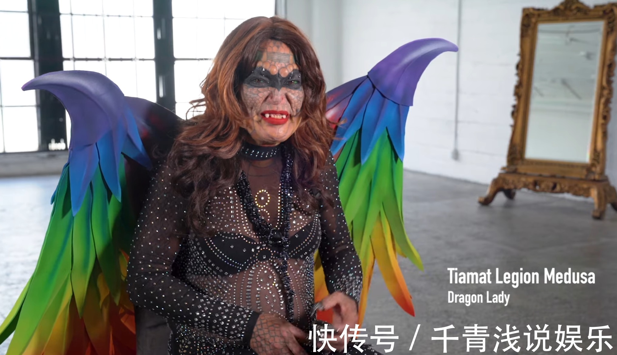 伊娃|她拔掉32颗牙齿,割开舌头,整容成蜥蜴,只为弥补18岁受到的伤害