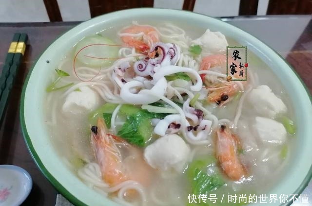 中午到老妈那蹭饭，大碗面一上桌，网友沸腾确定了，绝对是亲妈！
