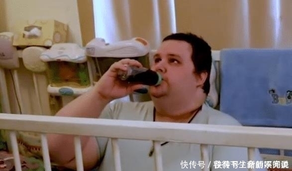 家长|美国33岁“巨婴”火了,用奶嘴穿纸尿裤,每天等着妈妈喂饭