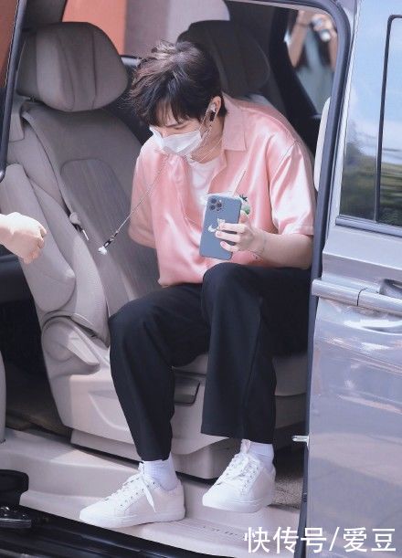 我们粉|210621 丁程鑫《快乐大本营》上班饭拍出炉 才不是小枣糕,我们粉着呢