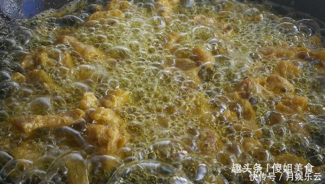 炸酥肉时,有人用面粉,有人用淀粉,都不对!大厨教你正确做法