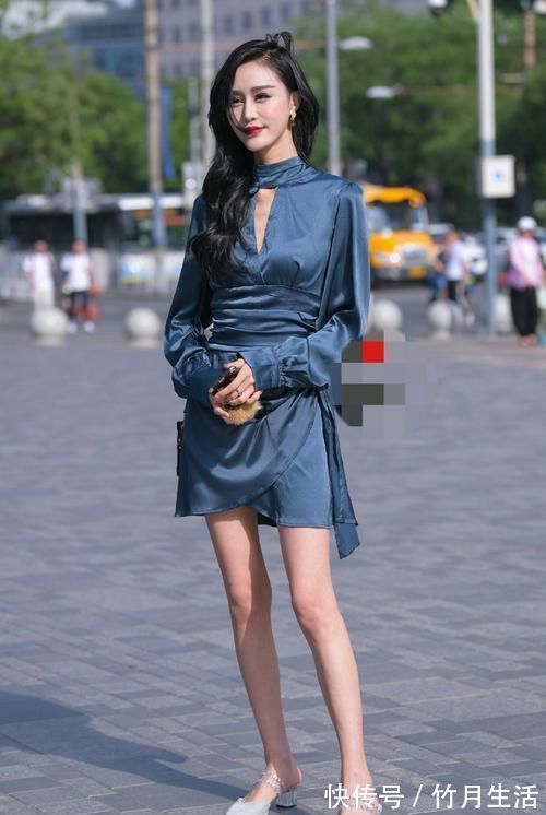 精致 美艳精致的美女,蓝色真丝连衣裙,凸显高贵气质