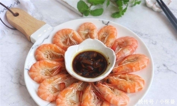 煮虾时,只加生姜和盐可不行,多加“2味”,虾肉不腥不柴味道鲜