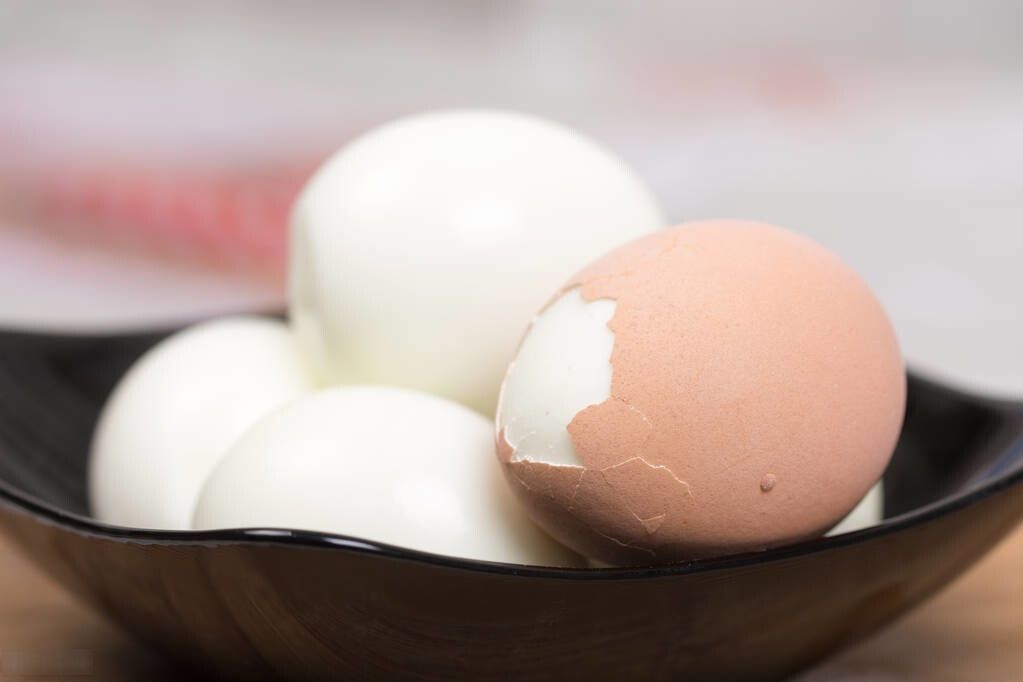 下锅|煮鸡蛋时,别着急下锅,多加一个步骤,鸡蛋更好剥壳,又香又嫩