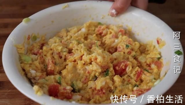 白菜别再炖了，加1碗玉米面，教你新做法，营养又解馋，比肉还香