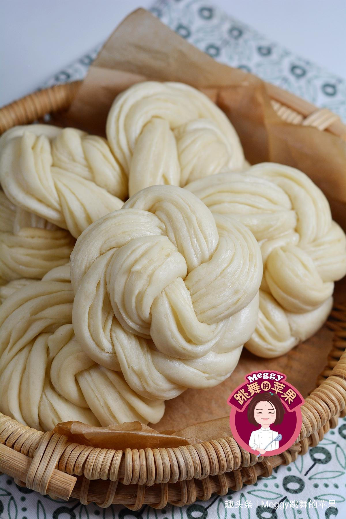 发面|教你做个绣球花卷，又白又嫩又暄软，发面多加一料，面团高又白