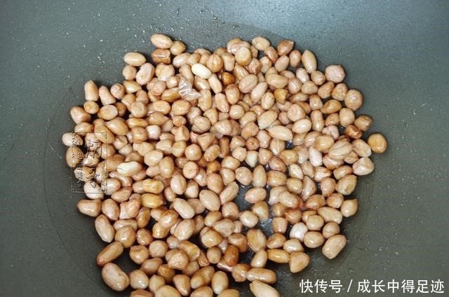炒花生米，千万不能直接炒，教你饭店的诀窍，又香又脆不返潮！