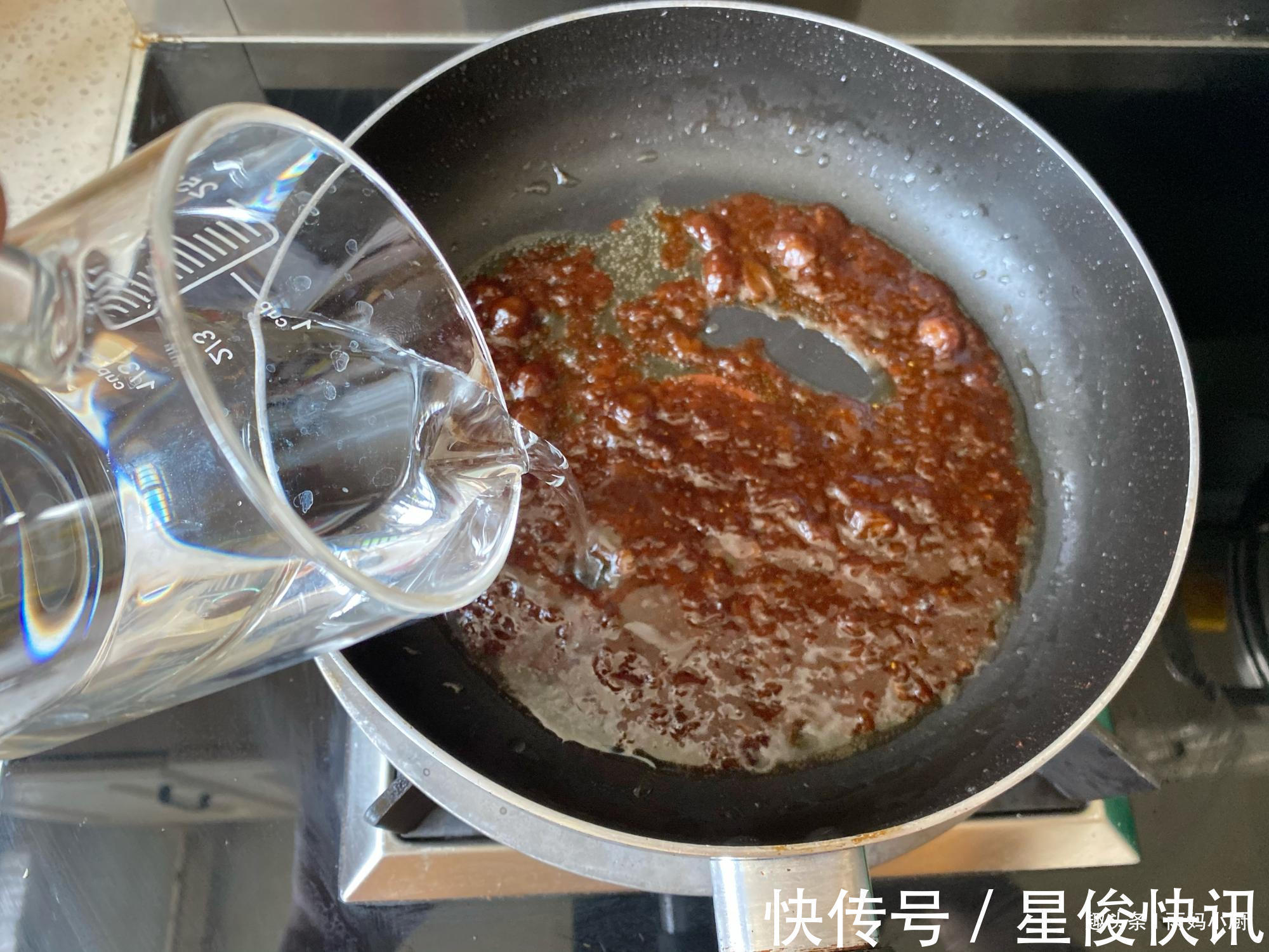 想吃酱香饼别再买了，一口锅在家自己做，外酥里嫩，酱香浓郁