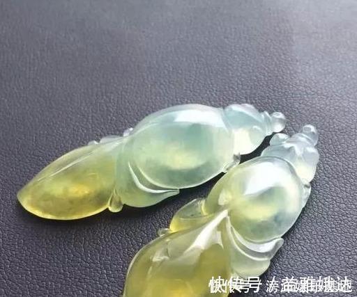 可赌性|出自缅甸一块全身脱沙发黑的赌料,取出了完美的冰黄翡一镯两牌