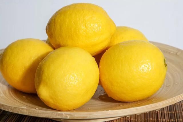 果肉|建议中老年人小暑前后,若条件允许,这5种水果每天可多吃一点