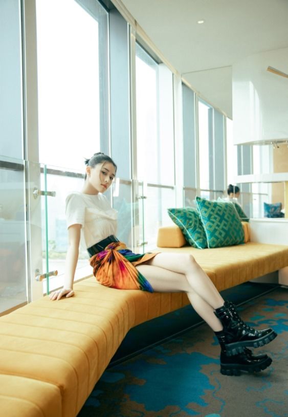 千金|何超莲不愧是千金，穿白T恤搭配彩色短裙高级时髦，女神范十足