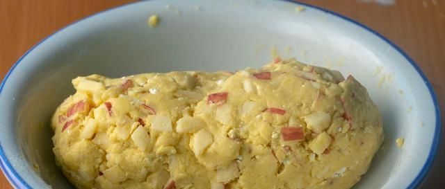 糯米粉里加2个苹果,居然这么好吃,酸甜可口,每次上桌就抢光