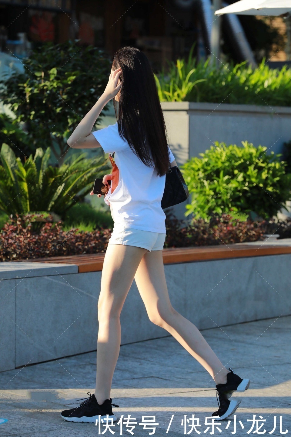 饰品|白色系穿搭简单干净,简单黑色饰品点缀色彩,搭配简单又时尚