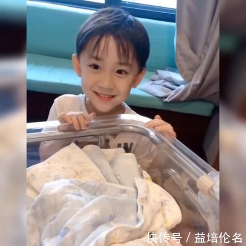 家长|7岁男孩医院照顾弟弟迅速走红,高颜又暖心,网友:想要同款哥哥