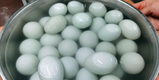 腌制|咸鸭蛋别用盐水腌制,教你“这样”腌,起沙还流油,一次能吃3个