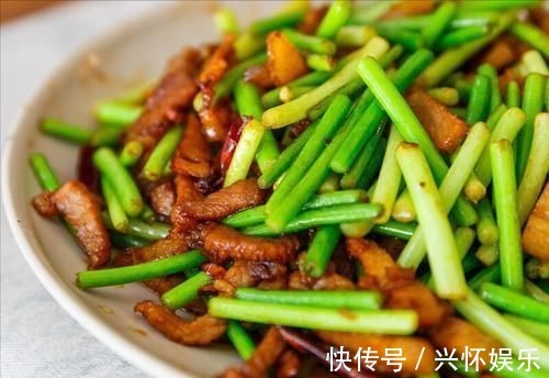 蒜苔直接下锅炒?那就错了,多做1步,脆嫩又入味,颜色不发黄