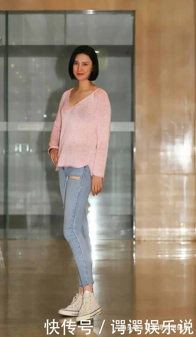 路人街拍,小姐姐休闲牛仔裤搭配黑色一字肩,街头风十足