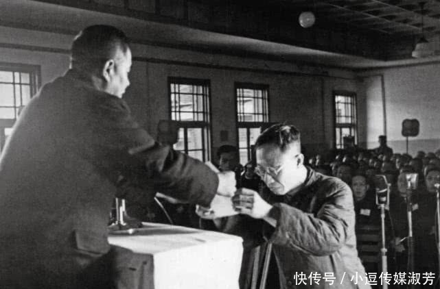 工作人员|溥仪晚年去办户口，写到家庭住址时，工作人员不敢填，溥仪尴尬了