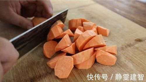 红薯别煮着吃了,加碗面粉烫一烫,不用油炸就酥脆,咬一口还流沙