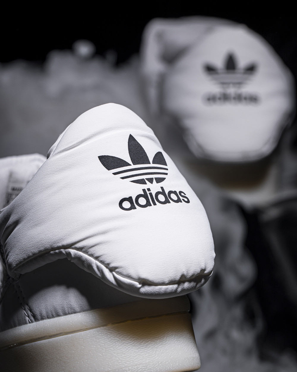 gin天太冷, 阿迪给鞋都穿上棉袄了! 小姐姐露腿穿真白啊!