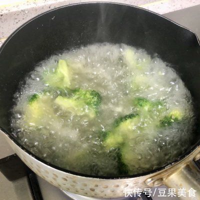  双色西兰花鸡蛋卷，颜值高吃不胖