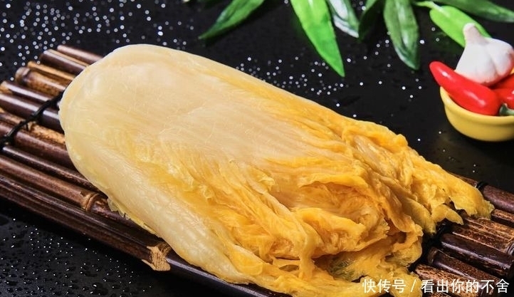 东北酸菜|腌酸菜,东北大娘教你3个技巧,保证酸香脆爽,久放不霉,超好吃