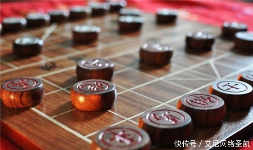 拍案叫绝|经典绝对,上联:“一马堵死孤将军”,网友的下联让人拍案叫绝