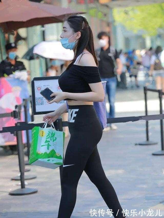 穿搭 露肩露脐T恤搭配打底裤,好看显瘦,清爽时尚