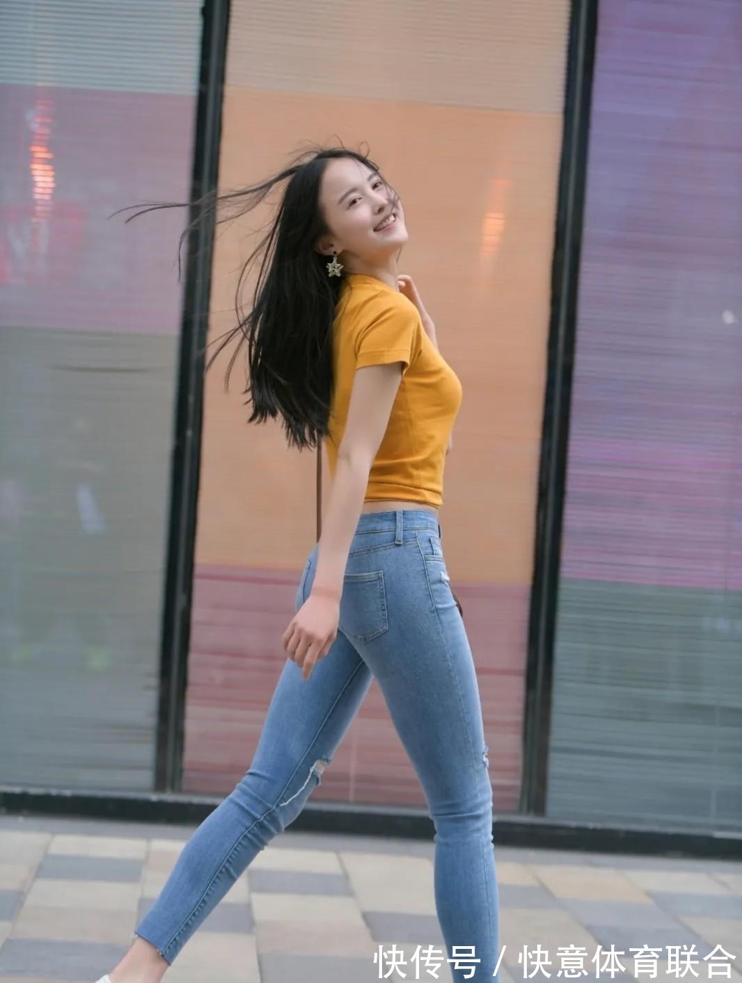 女生 破洞牛仔裤，搭配常规T恤衫，青春少女又温柔可人！