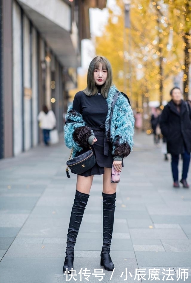 路人街拍，搭配粉红色的吊带，轻松在人群中脱