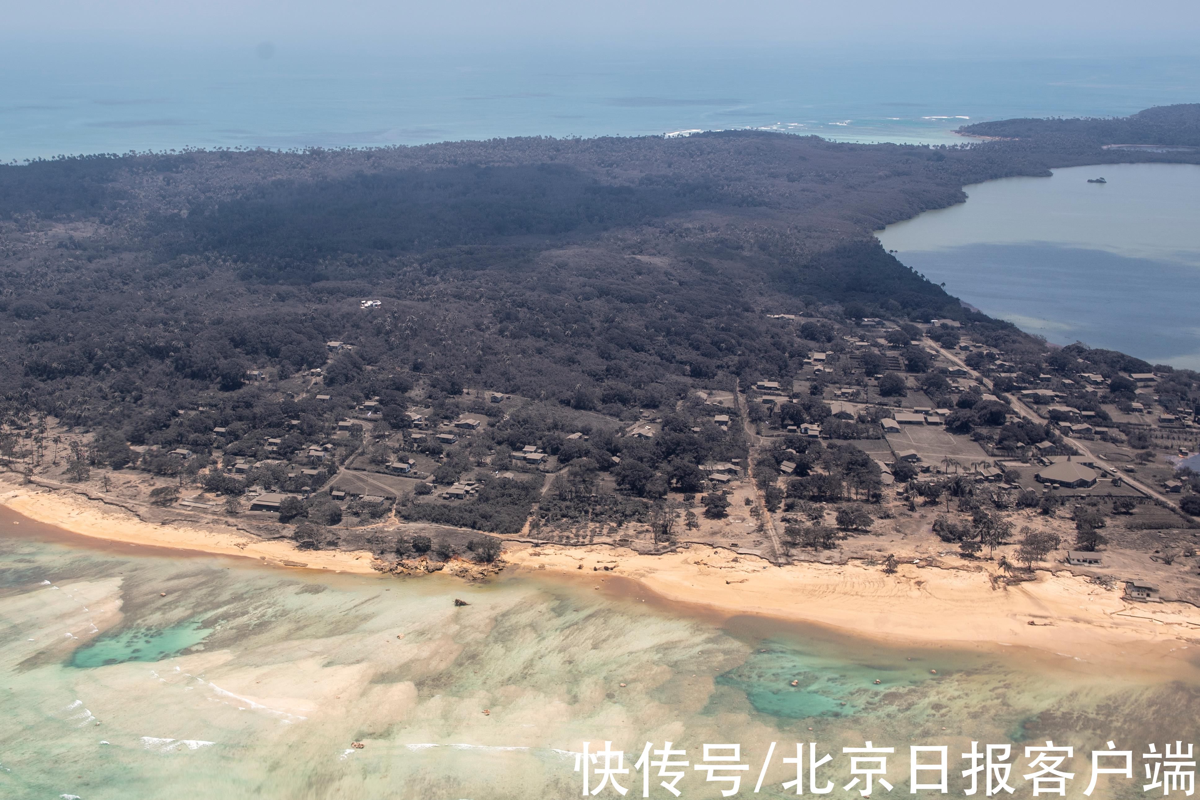 央视新闻|航拍汤加灾后照片：近海岸地区遭破坏明显