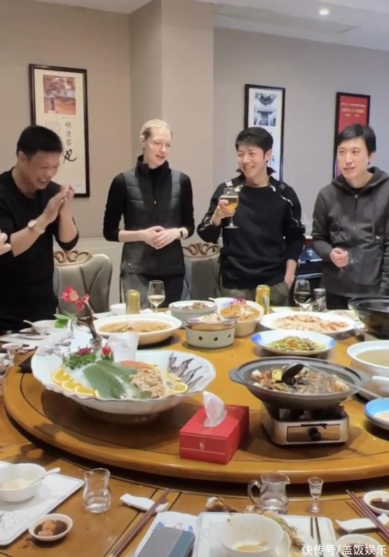 撒贝宁向来是社交达人,无论跟谁都能聊得特别嗨,聚餐期间,欢声笑语就