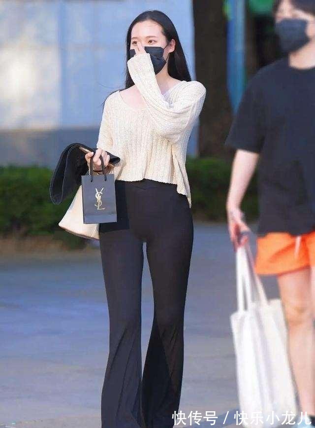 半裤 黑色系脖款吊带搭配白色高腰阔腿裤,修饰腿型,青春靓丽