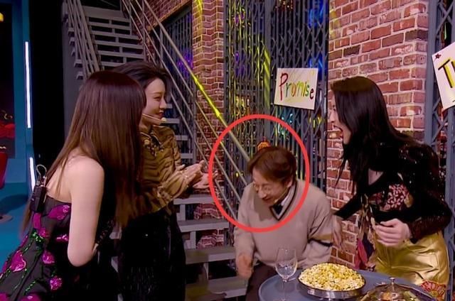 刘谦要付钱请虞书欣当观众，谁注意她的“回应”？网友：情商太高