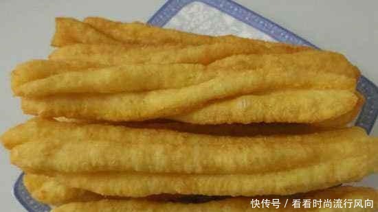 炸油条时，放一勺“它”，蓬松酥脆，粗如臂，很少人知道的方法！