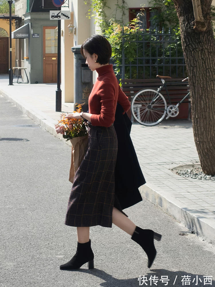 毛衣 40岁左右的女人,一定要有一双“短靴”,穿出毫不费力的高级感