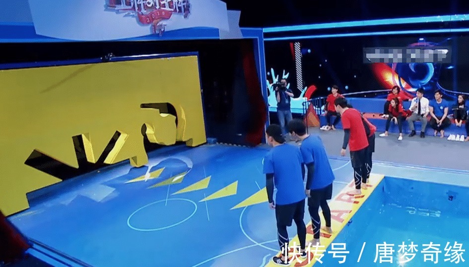 高情商|关晓彤落水后妆花了，下意识的一个动作显露高情商，想不火都难