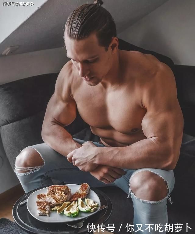 撸铁|臂围45cm，二头肌似小山包的猛汉奶爸，还自带肌肉抽筋绝活