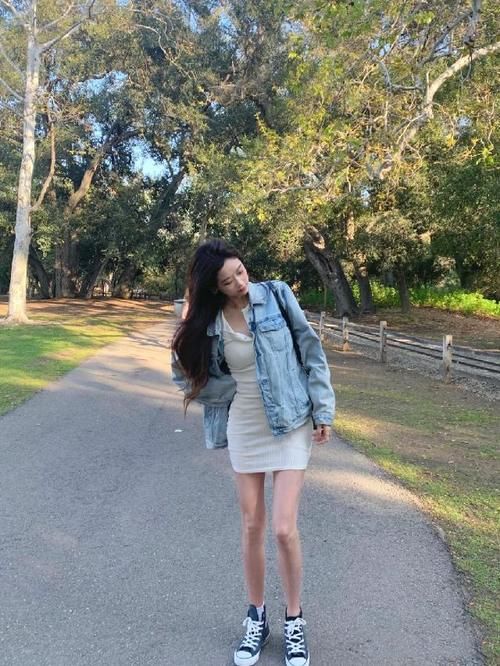 又到了穿裙子的季节,干净白色连衣裙搭配牛仔外套,性感又休闲